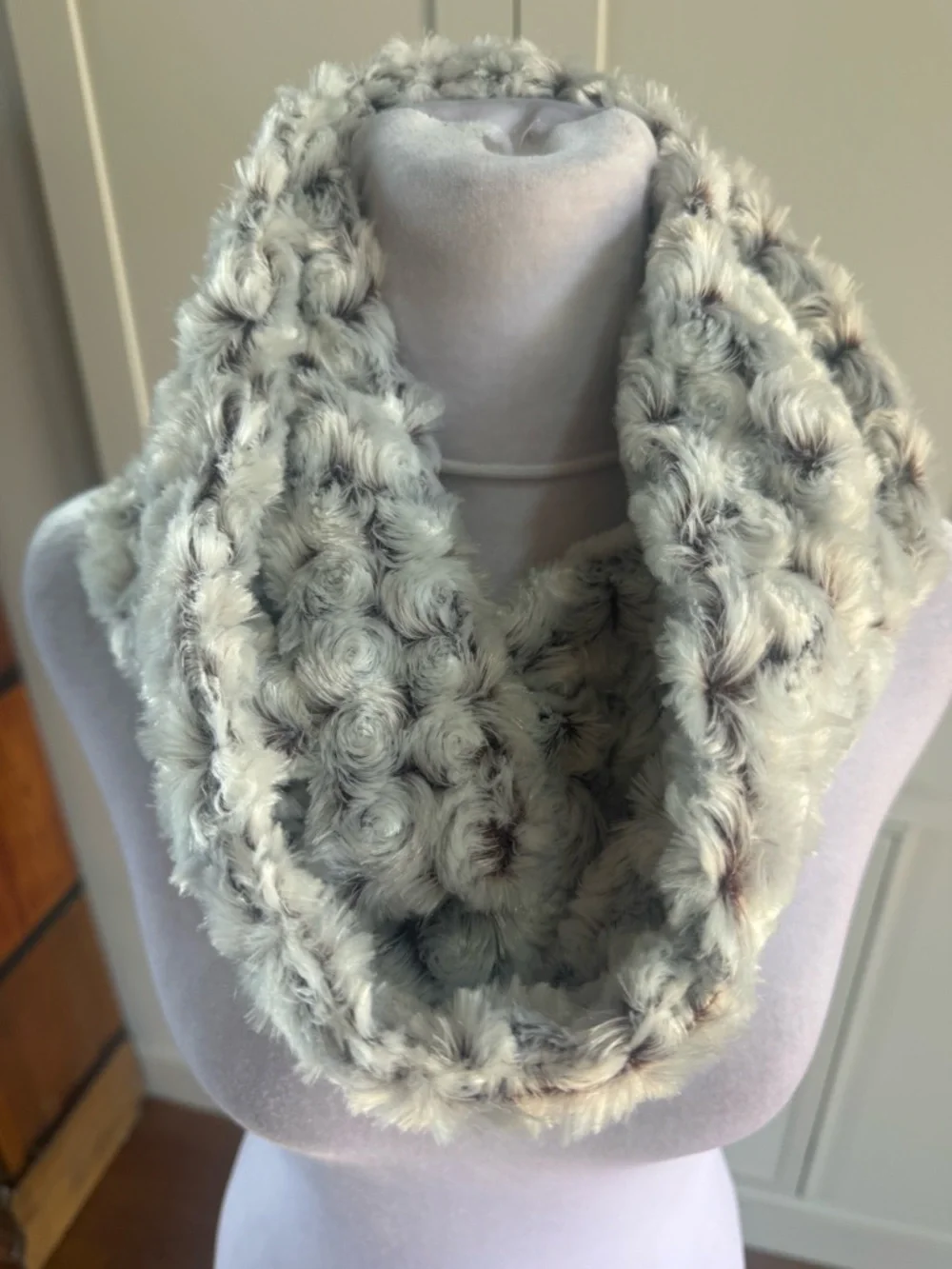 Cocoon House Faux Fur Scarf Gray Cream Rosette Textured Soft Plush Cozy NWT